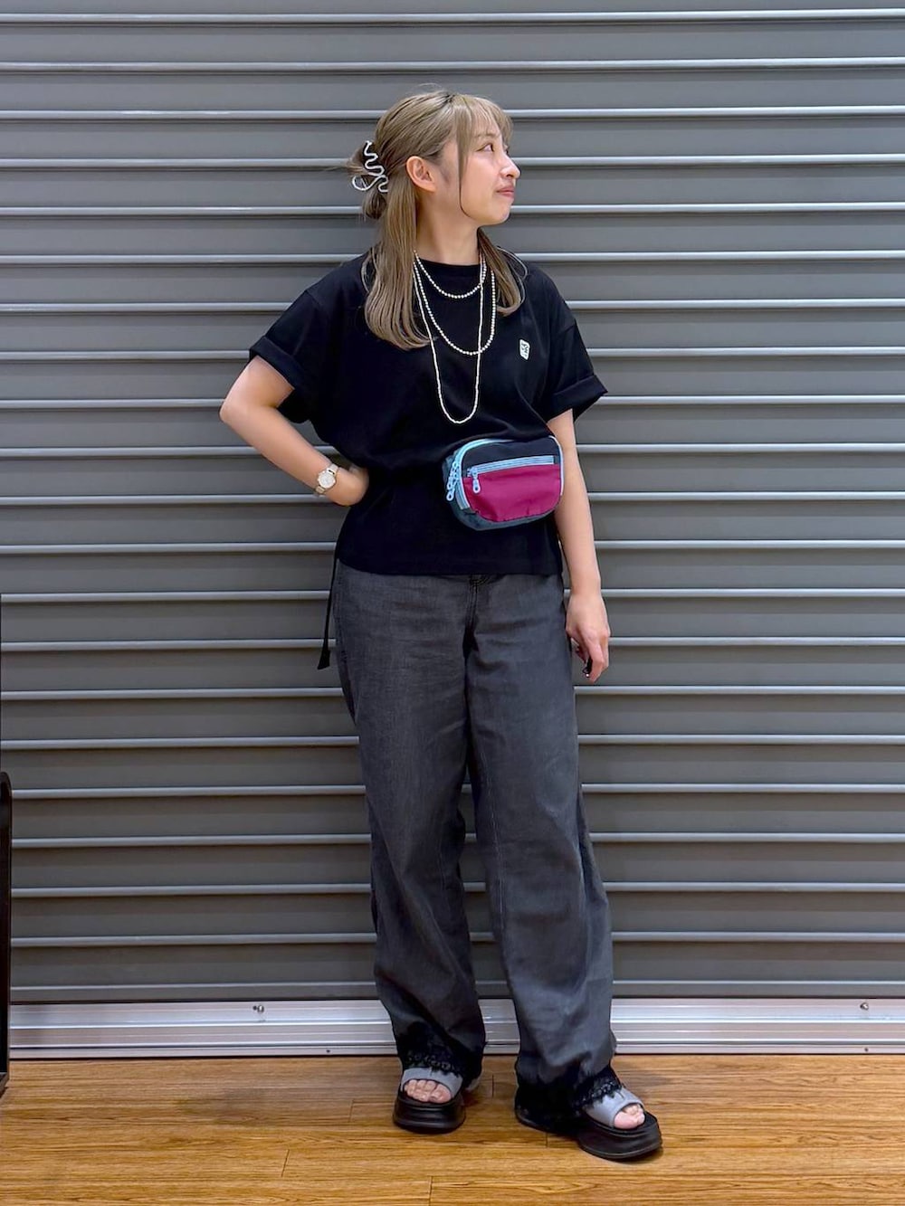 グレー系のサンダル、その他のボディバッグ/ウエストポーチ、ブラック系のTシャツ/カットソーを着用したレディースの夏コーディネートの4枚目の写真