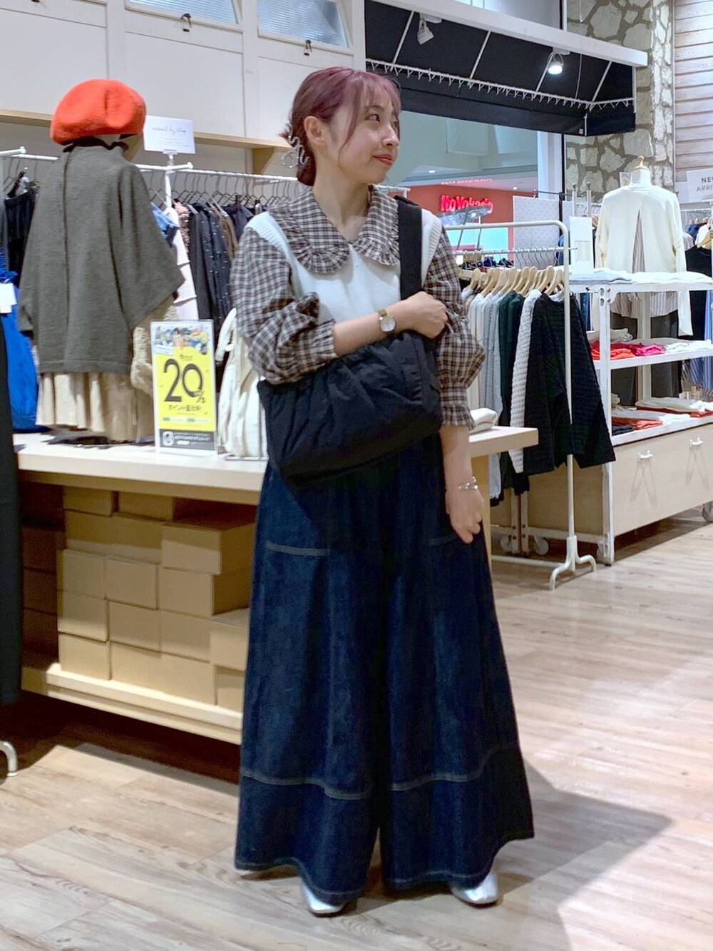 ホワイト系のベスト、ブルー系のデニムパンツ、その他のパンプスを着用したレディースの秋コーディネートの6枚目の写真