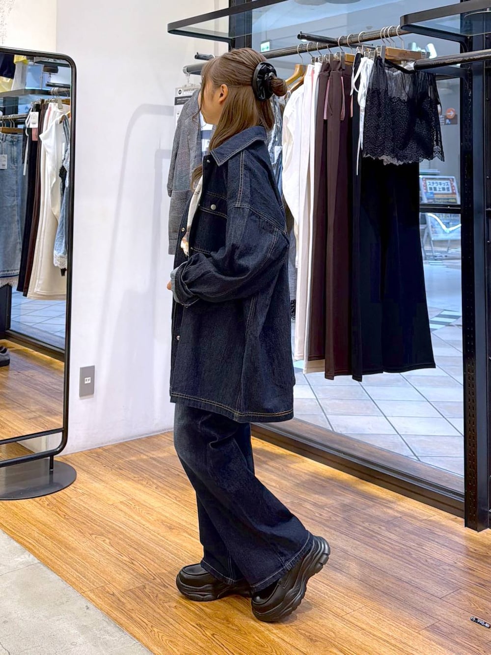 ブルー系のシャツ/ブラウス、ブラック系のローファー、ホワイト系のTシャツ/カットソーを着用したレディースの秋コーディネートの3枚目の写真