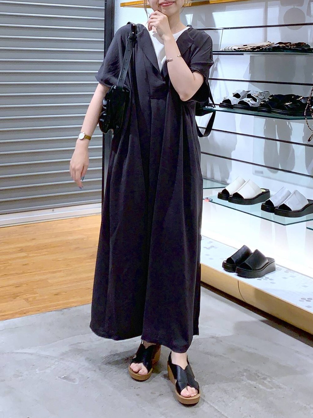 ブラック系のショルダーバッグ、グレー系のワンピース、ブラック系のサンダルを着用したレディースの夏コーディネートの4枚目の写真