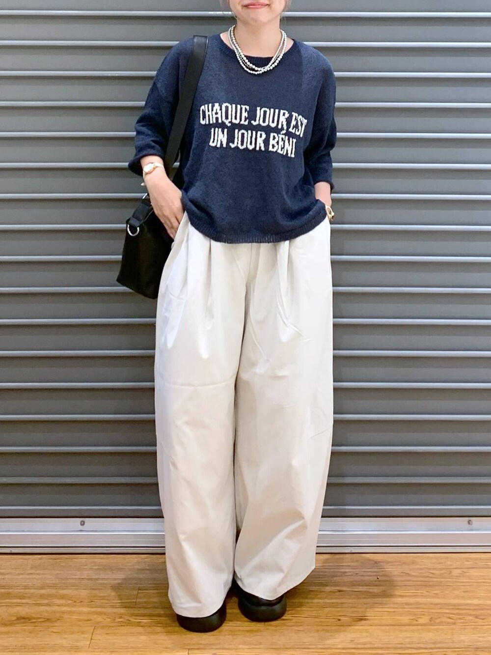 ホワイト系のその他パンツ、ブラック系のショルダーバッグ、ブルー系のニット/セーターを着用したレディースの夏コーディネートの5枚目の写真