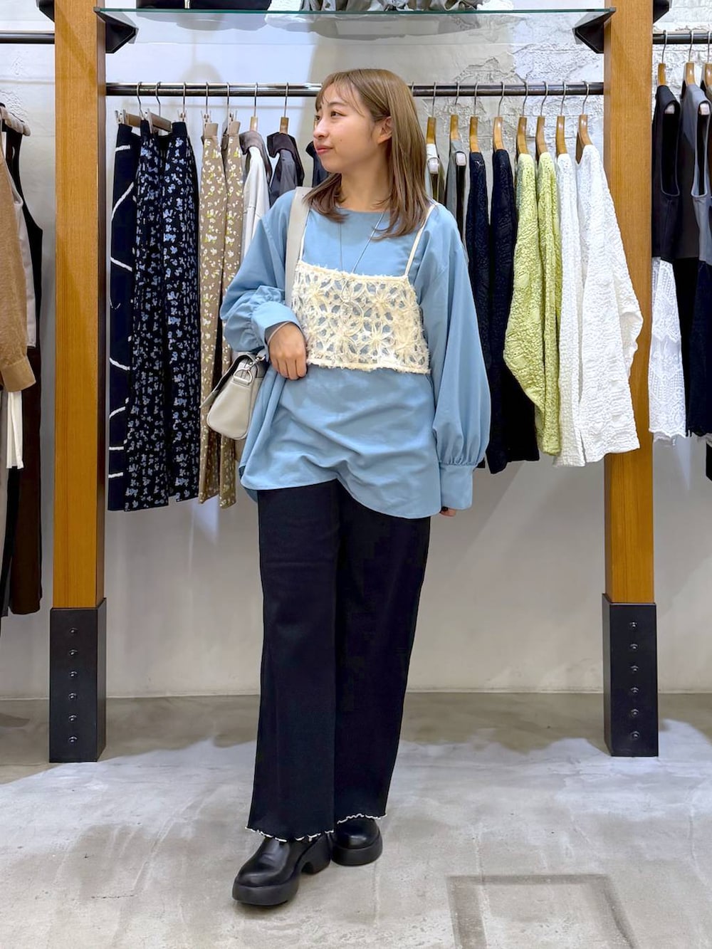 グレー系のショルダーバッグ、ブラック系のサンダル、ブルー系のシャツ/ブラウスを着用したレディースの冬コーディネートの5枚目の写真