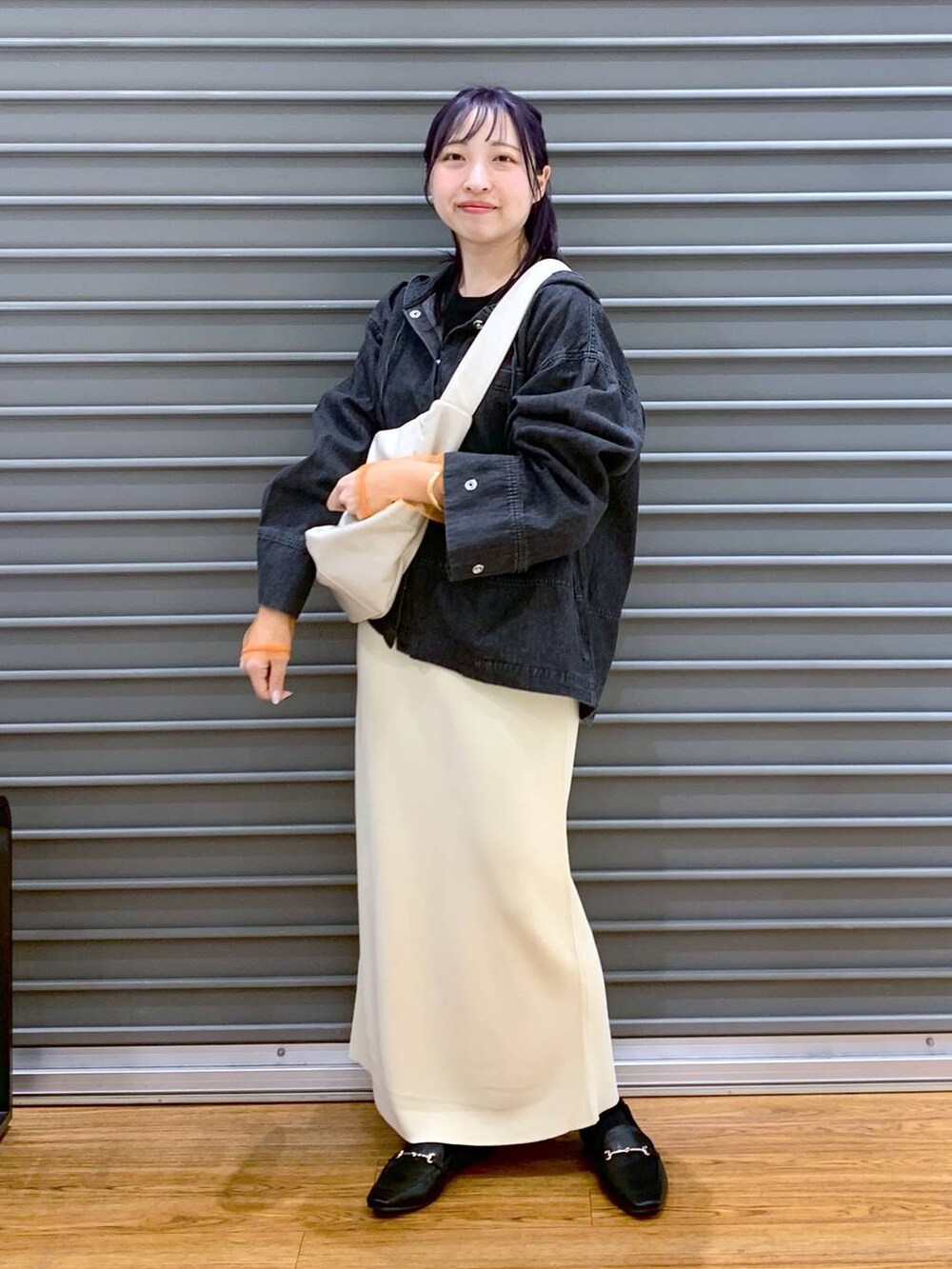 ブラック系のTシャツ/カットソー、ブラック系のローファー、ホワイト系のスカートを着用したレディースの春コーディネートの7枚目の写真