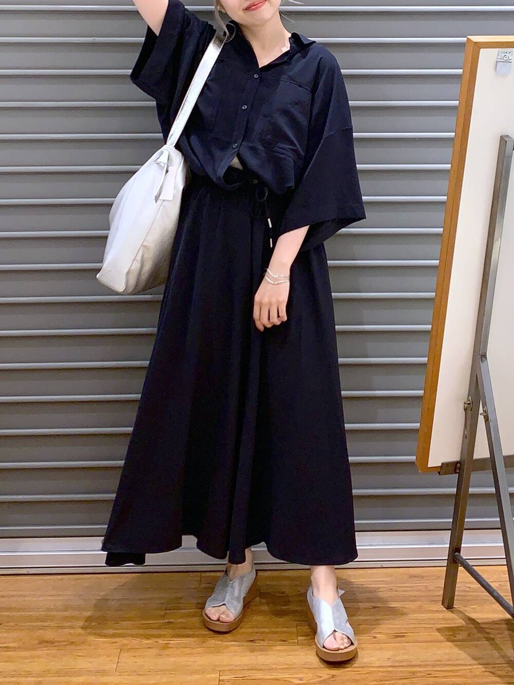 グレー系のショルダーバッグ、シルバー系のサンダル、ブルー系のその他パンツを着用したレディースの夏コーディネートの5枚目の写真