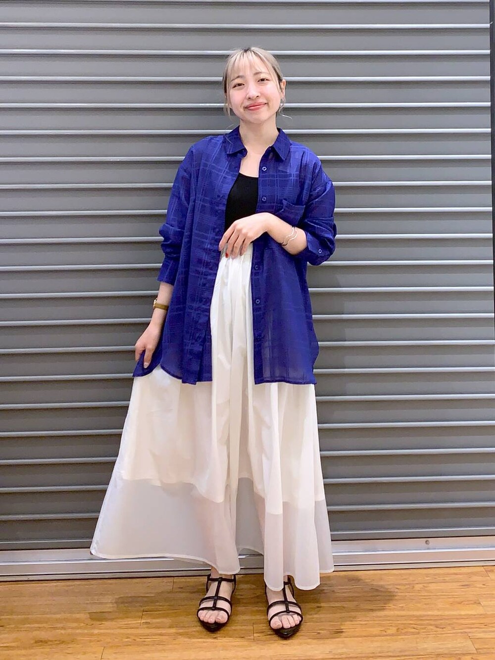 ブラック系のサンダル、ブルー系のシャツ/ブラウス、ブラック系のタンクトップを着用したレディースの夏コーディネートの6枚目の写真
