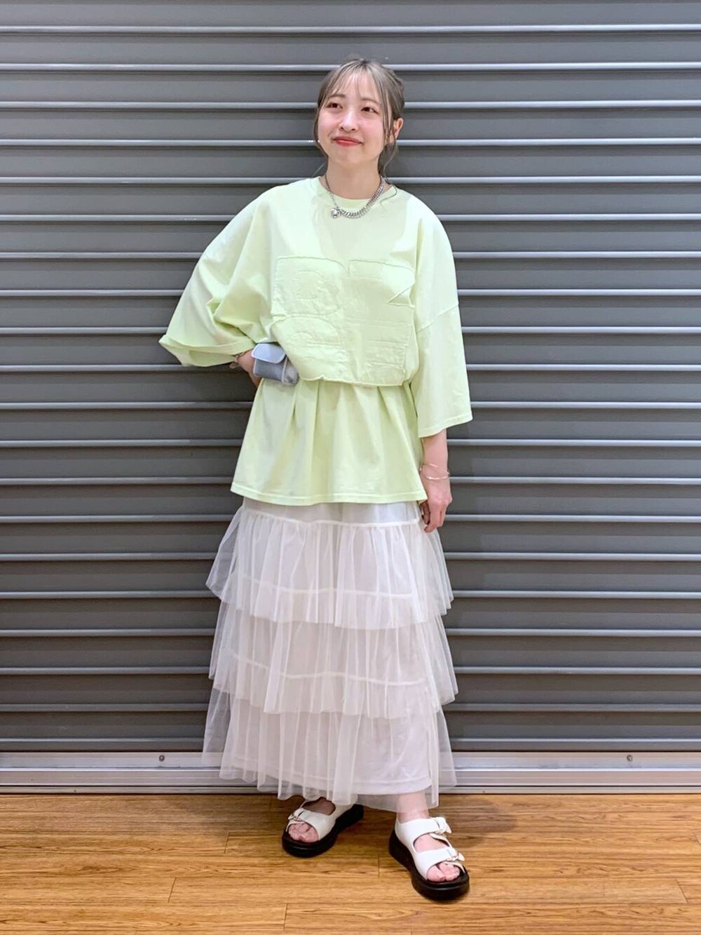 ホワイト系のサンダル、シルバー系のボディバッグ/ウエストポーチ、ホワイト系のスカートを着用したレディースの春コーディネートの6枚目の写真