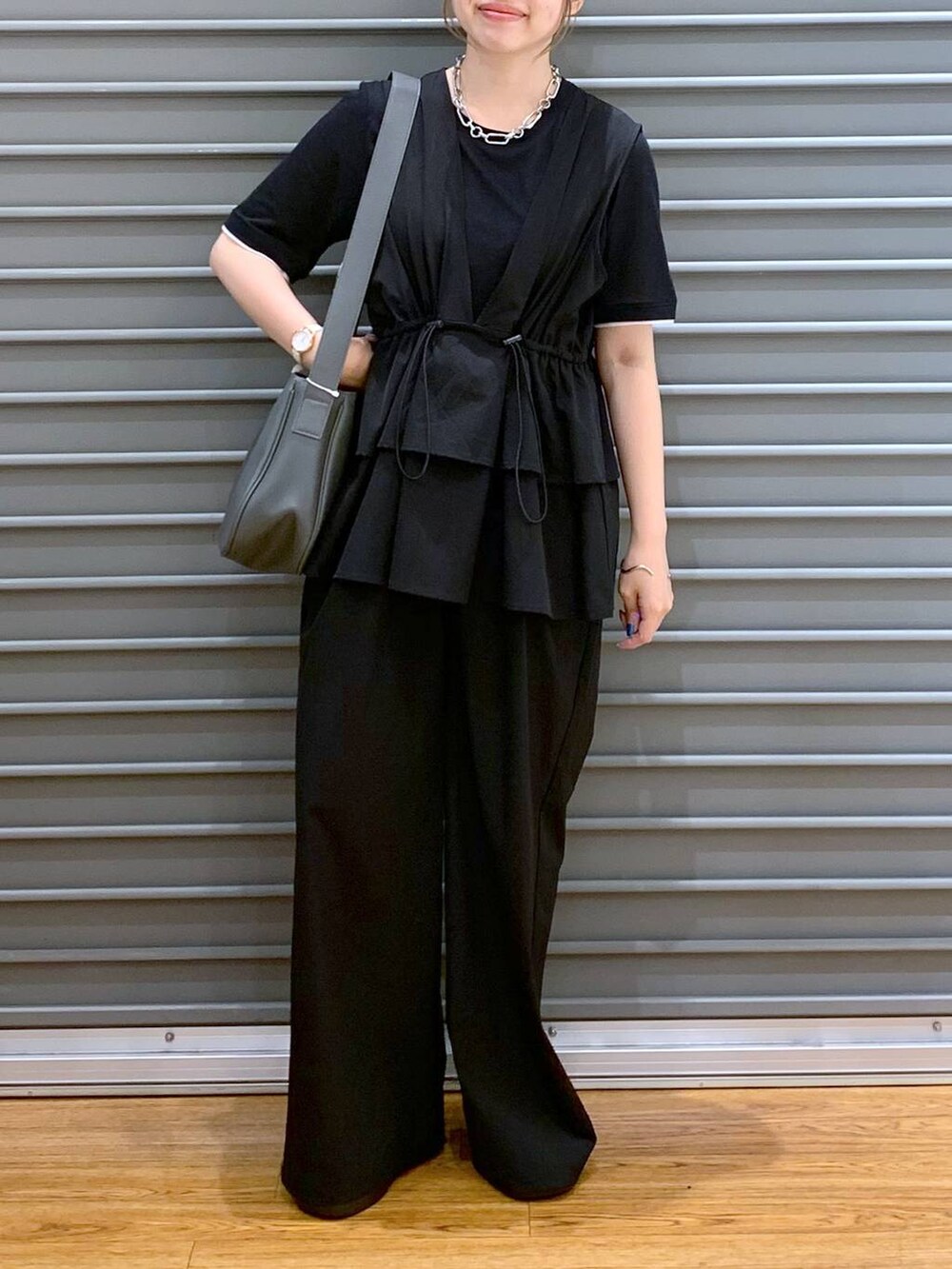 シルバー系のサンダル、ブラック系のつなぎ/オールインワン、グレー系のショルダーバッグを着用したレディースの夏コーディネートの5枚目の写真