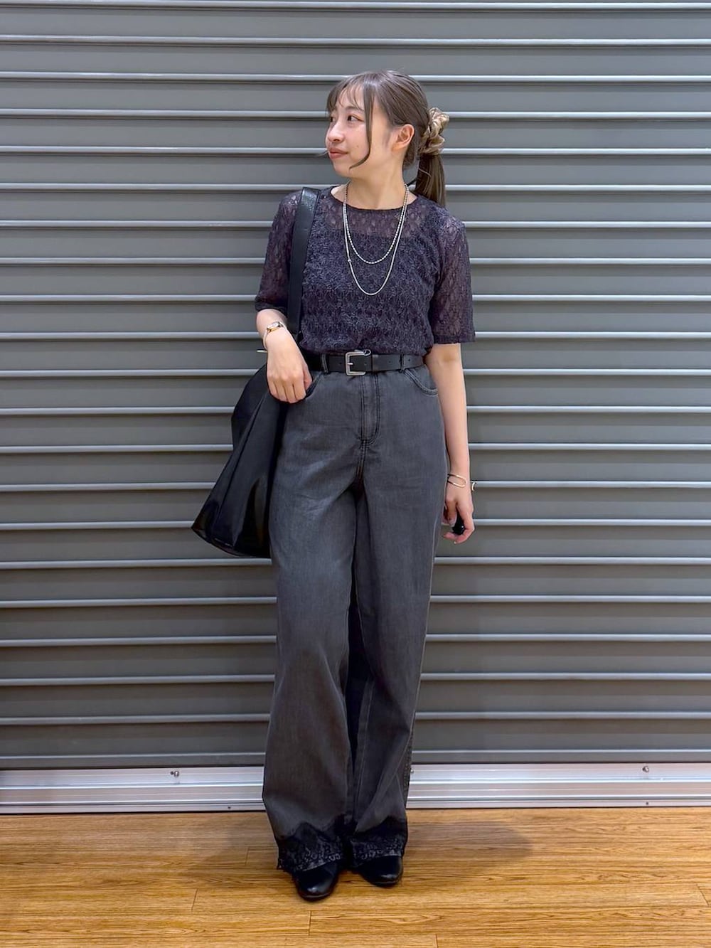 ブラック系のショルダーバッグ、ブラック系のパンプス、グレー系のTシャツ/カットソーを着用したレディースの夏コーディネートの5枚目の写真