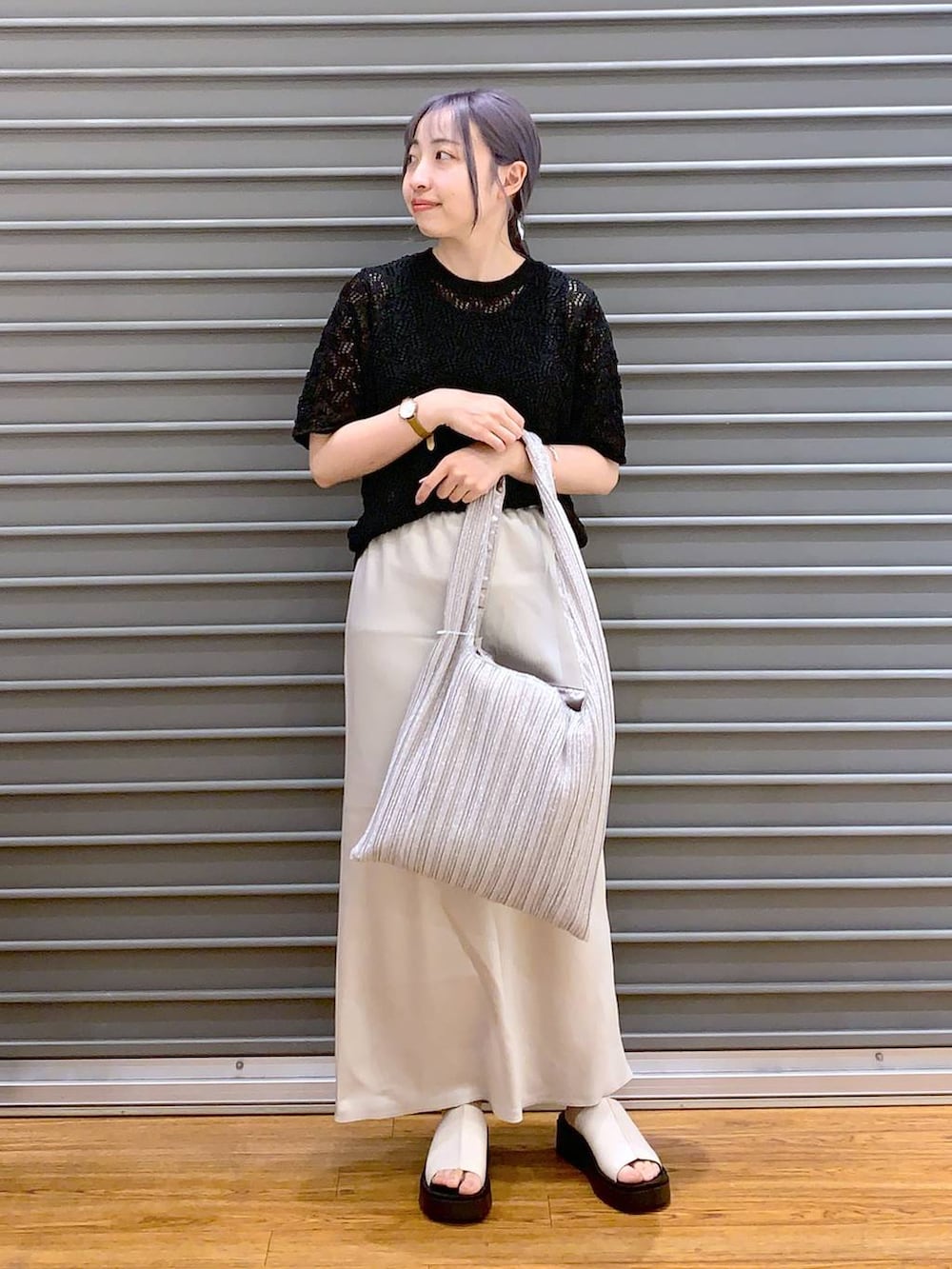 シルバー系のショルダーバッグ、ホワイト系のスカート、ホワイト系のサンダルを着用したレディースの春コーディネートの5枚目の写真