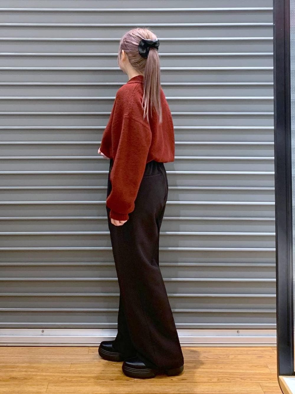 ブラック系のブーツ、ブラック系のその他パンツ、ブラック系のショルダーバッグを着用したレディースの冬コーディネートの3枚目の写真