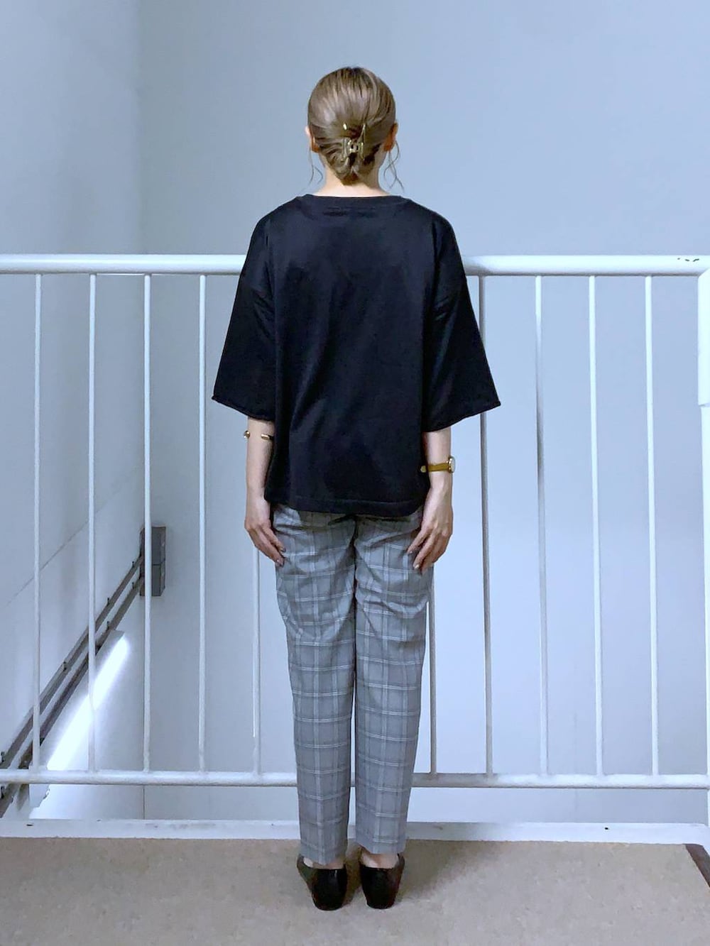 グレー系のその他パンツ、ブラック系のTシャツ/カットソー、ホワイト系のショルダーバッグを着用したレディースの秋コーディネートの2枚目の写真
