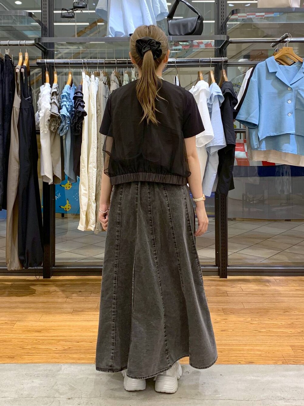 ブラック系のTシャツ/カットソー、グレー系のスカート、グレー系のその他アウターを着用したレディースの夏コーディネートの2枚目の写真