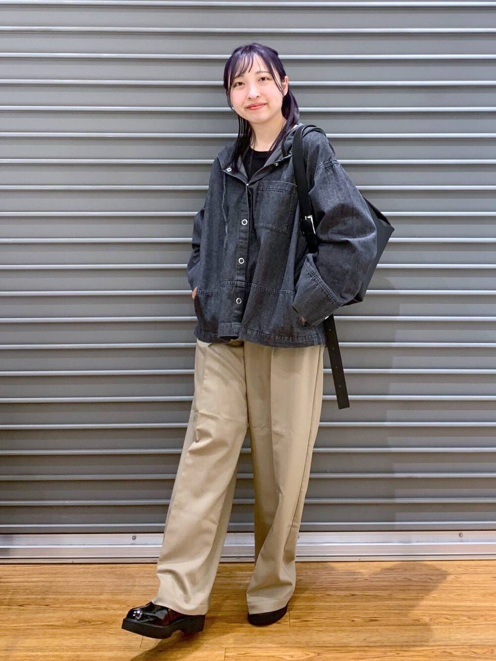 ブラック系のTシャツ/カットソー、ブラック系のショルダーバッグ、ブラック系のローファーを着用したレディースの春コーディネートの4枚目の写真