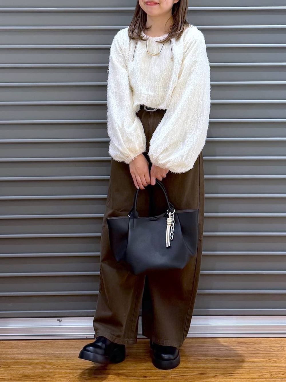 ブラック系のサンダル、ベージュ系のシャツ/ブラウス、グリーン系のその他パンツを着用したレディースの冬コーディネートの6枚目の写真