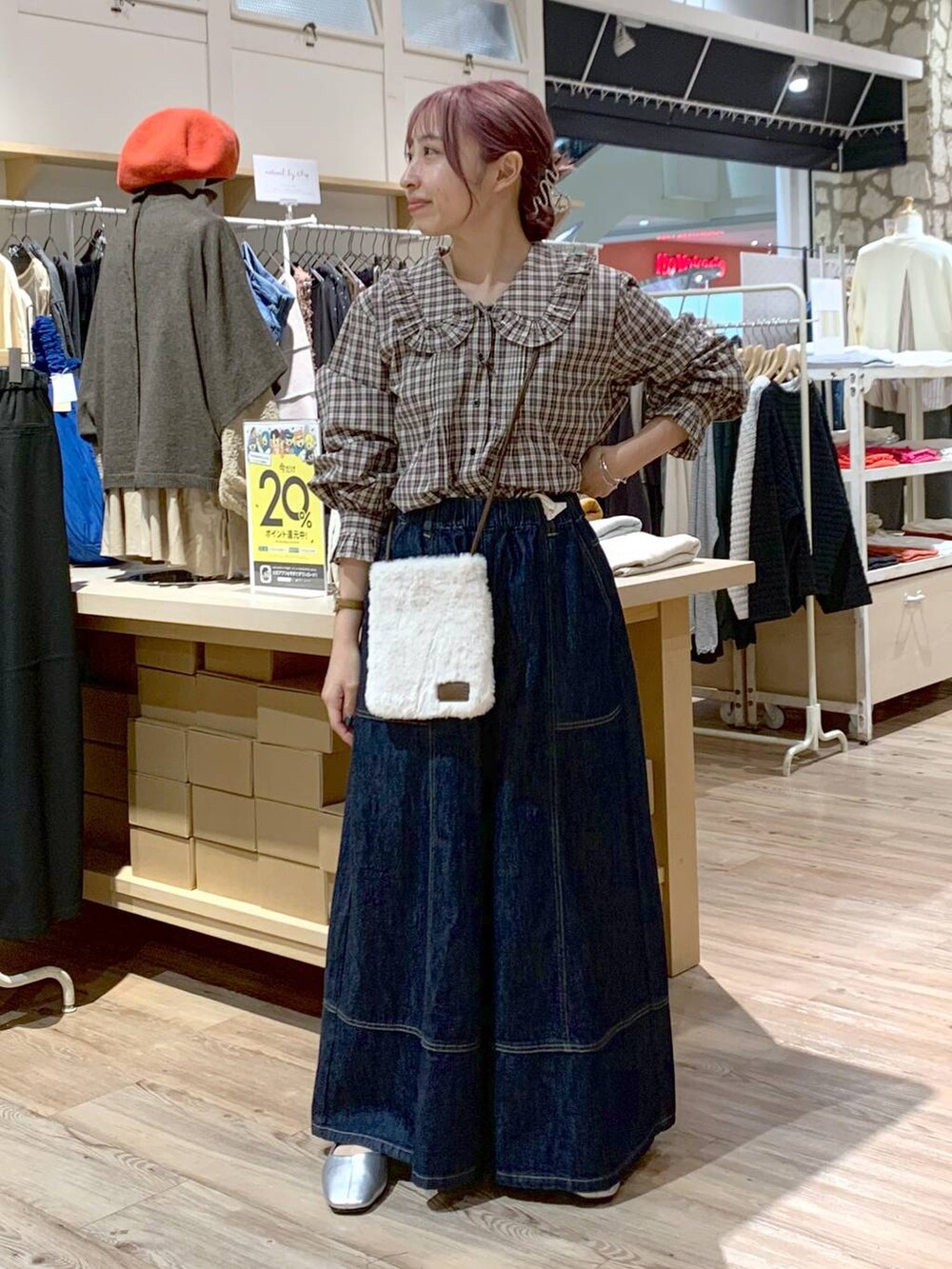 ブルー系のデニムパンツ、その他のパンプス、ベージュ系のシャツ/ブラウスを着用したレディースの秋コーディネートの6枚目の写真