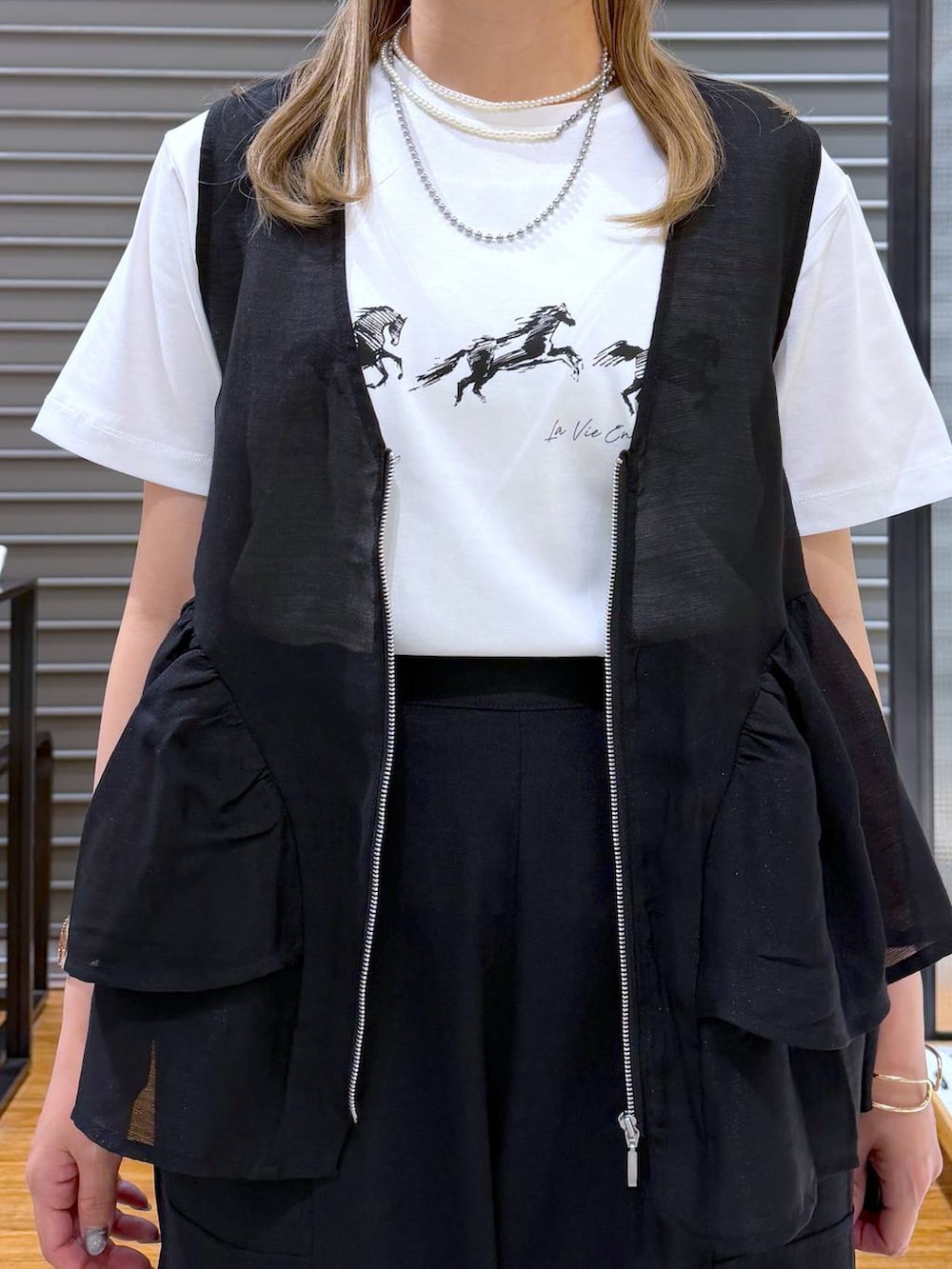 ブラック系のサンダル、ブラック系のその他パンツ、ブラック系のボストンバッグを着用したレディースの春コーディネートの4枚目の写真