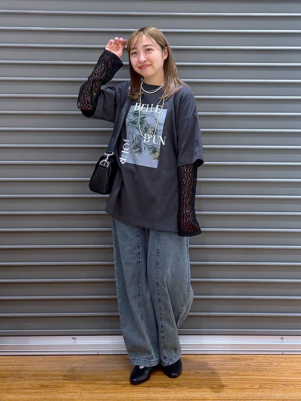 ブラック系のショルダーバッグ、グレー系のTシャツ/カットソー、ブラック系のパンプスを着用したレディースの春コーディネートの6枚目の写真