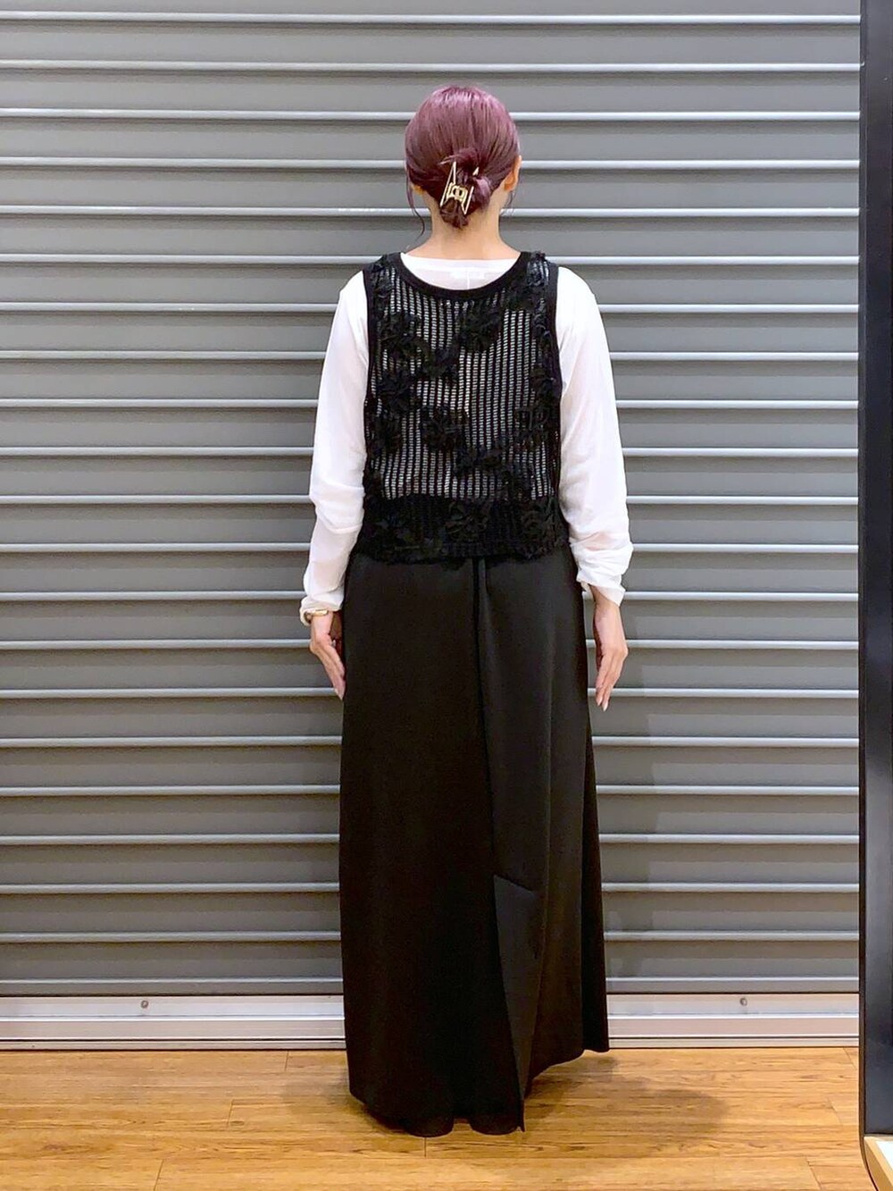 ブラック系のローファー、シルバー系のショルダーバッグ、ブラック系のスカートを着用したレディースの秋コーディネートの2枚目の写真