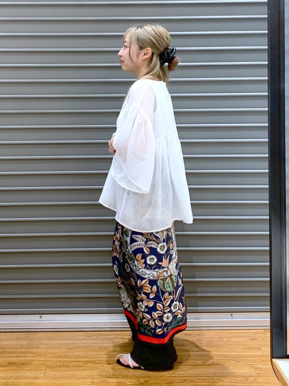 ホワイト系のシャツ/ブラウス、ホワイト系のタンクトップ、ブラック系のデニムパンツを着用したレディースの夏コーディネートの3枚目の写真