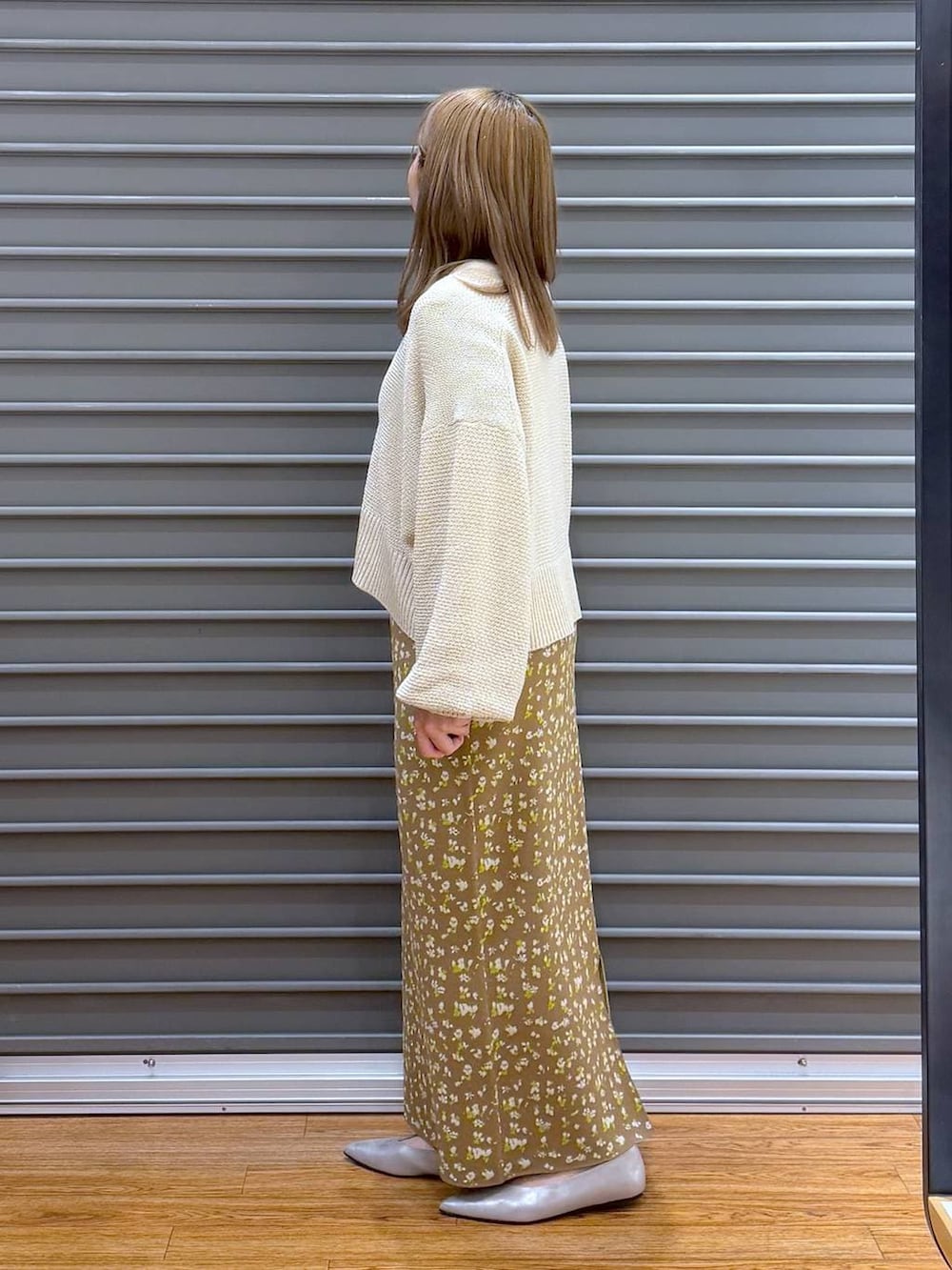 ホワイト系のTシャツ/カットソー、シルバー系のパンプス、ブラウン系のスカートを着用したレディースの春コーディネートの3枚目の写真