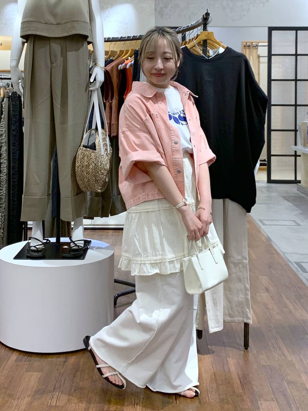 ホワイト系のスウェットパンツ、ホワイト系のサンダル、ホワイト系のショルダーバッグを着用したレディースの夏コーディネートの4枚目の写真