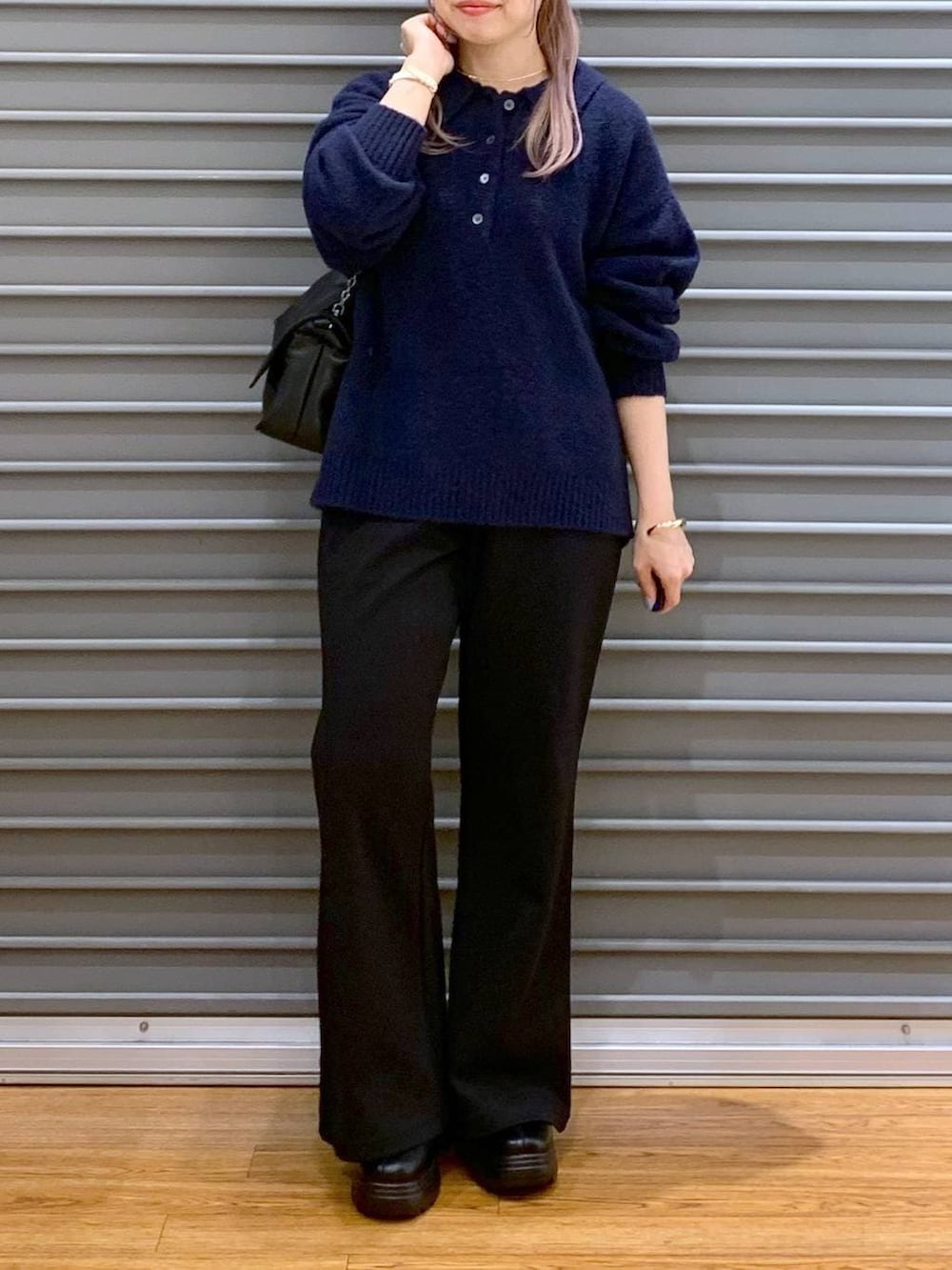 ブラック系のブーツ、ブラック系のショルダーバッグ、ブラック系のスウェットパンツを着用したレディースの冬コーディネートの4枚目の写真