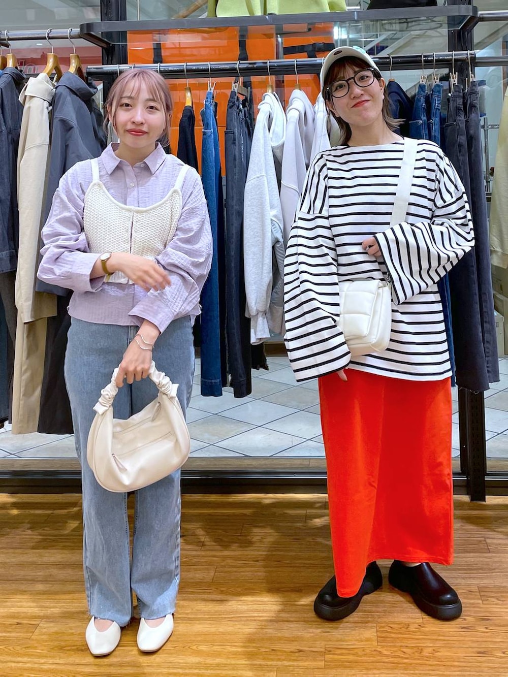 ホワイト系のショルダーバッグ、ホワイト系のショルダーバッグ、パープル系のシャツ/ブラウスを着用したレディースの春コーディネートの4枚目の写真