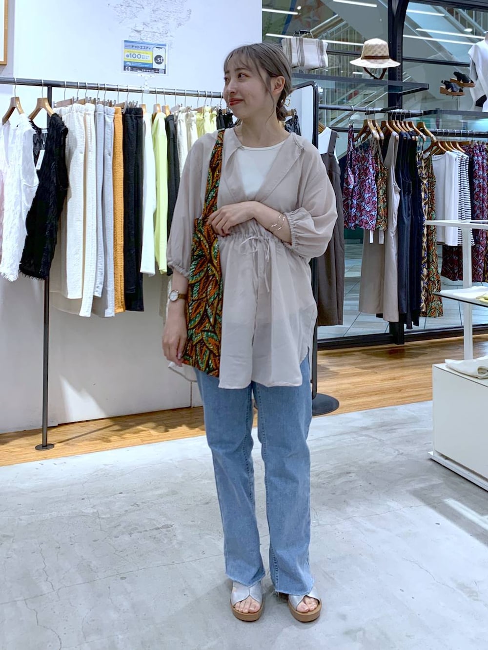 ベージュ系のシャツ/ブラウス、ブルー系のデニムパンツ、シルバー系のサンダルを着用したレディースの夏コーディネートの6枚目の写真