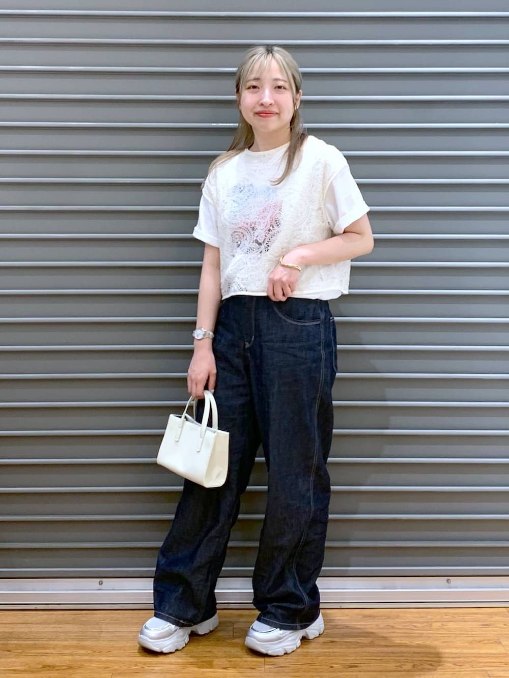 「ベーシック/シンプル、旅行、ゆったり、Tシャツ、デニムパンツ、デート/ロマンティック、女子会、20代_LEPSIM、スニーカー、夏コーデ、低身長、カジュアル、きれいめ、休日コーデ、楽ちんコーデ」｜「LEPSIMのストレートデニムパンツ　290487（デニムパンツ、ブルー系）」を使った、daharalepsimさん（レディース・151cm）の春コーディネートの5枚目の写真