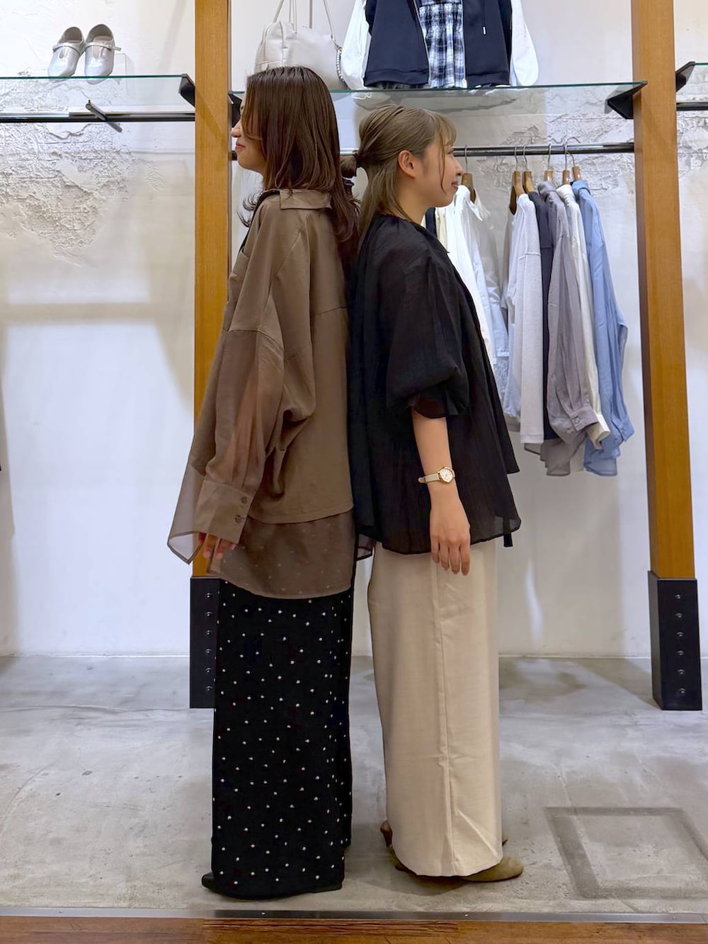 ベージュ系のその他パンツ、ホワイト系のタンクトップ、ブラック系のシャツ/ブラウスを着用したレディースの春コーディネートの3枚目の写真
