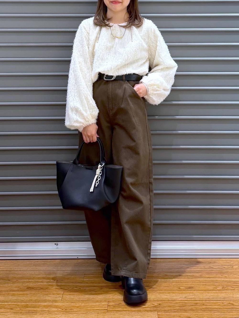 ブラック系のサンダル、ベージュ系のシャツ/ブラウス、グリーン系のその他パンツを着用したレディースの冬コーディネートの4枚目の写真