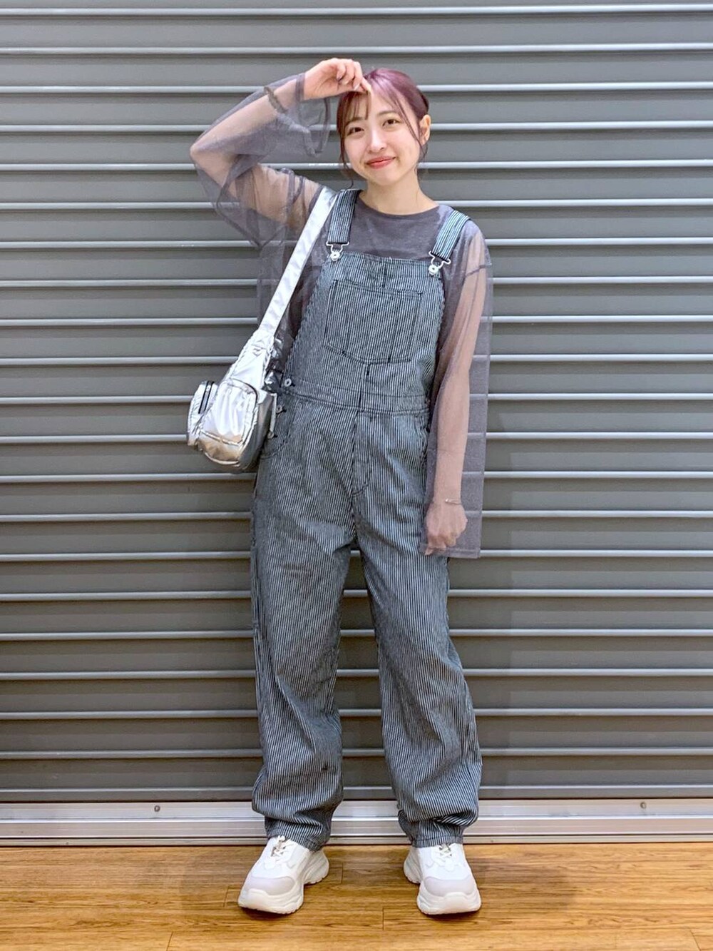 「低身長、カジュアル、きれいめ、休日コーデ、楽ちんコーデ、きれいめカジュアル_LEPSIM、体型カバー、ラフ、LEPSIM、ドットエスティ秋コーデ、セールコーデ、着痩せ・細見え、ゆったり、秋コーデ、秋冬新作」｜「LEPSIMのマルチポケットショルダー　129700（ショルダーバッグ、シルバー系）」を使った、daharalepsimさん（レディース・151cm）の秋コーディネートの3枚目の写真