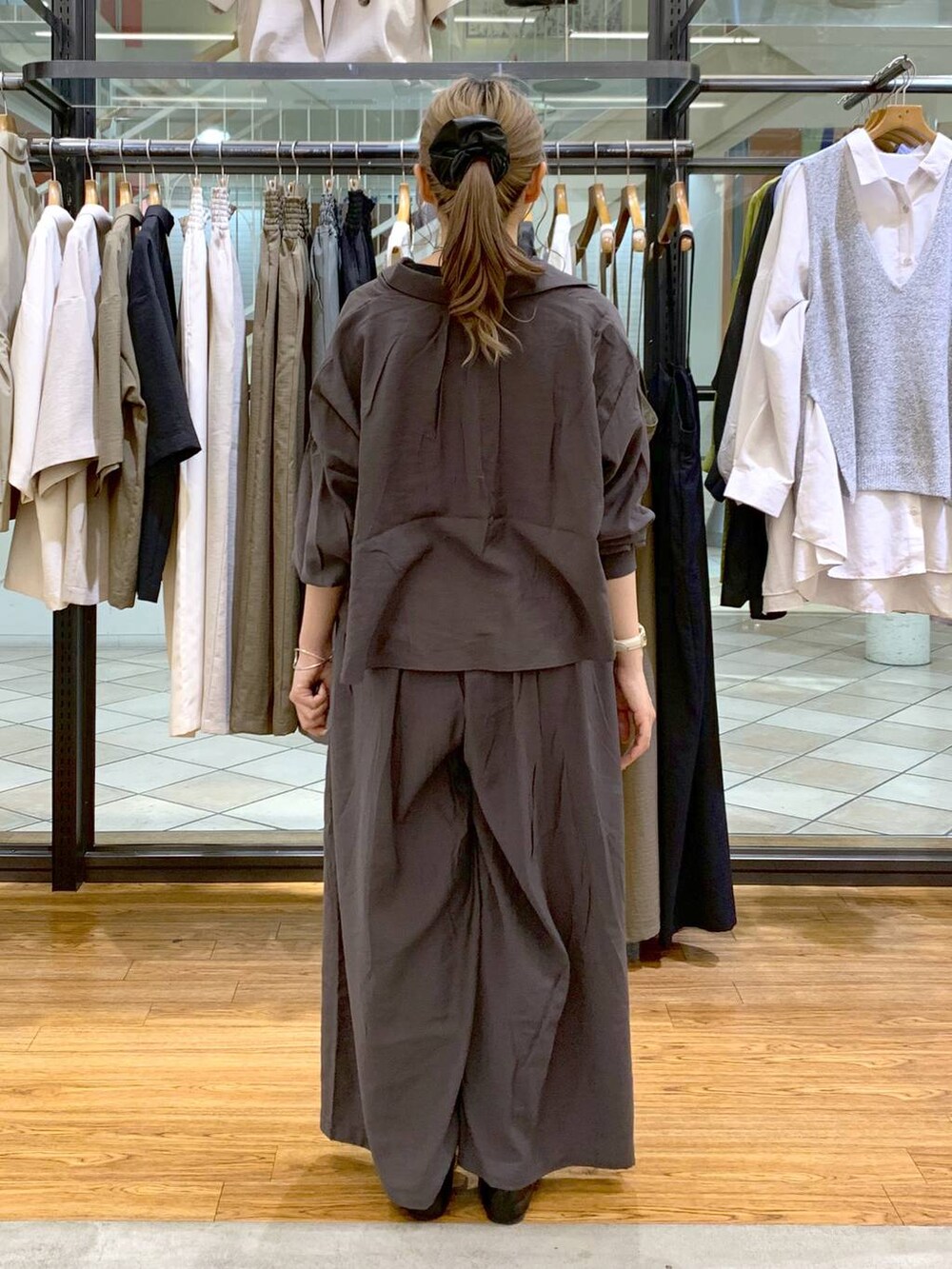 ブラック系のショルダーバッグ、ブラック系のパンプス、グレー系のその他パンツを着用したレディースの春コーディネートの2枚目の写真