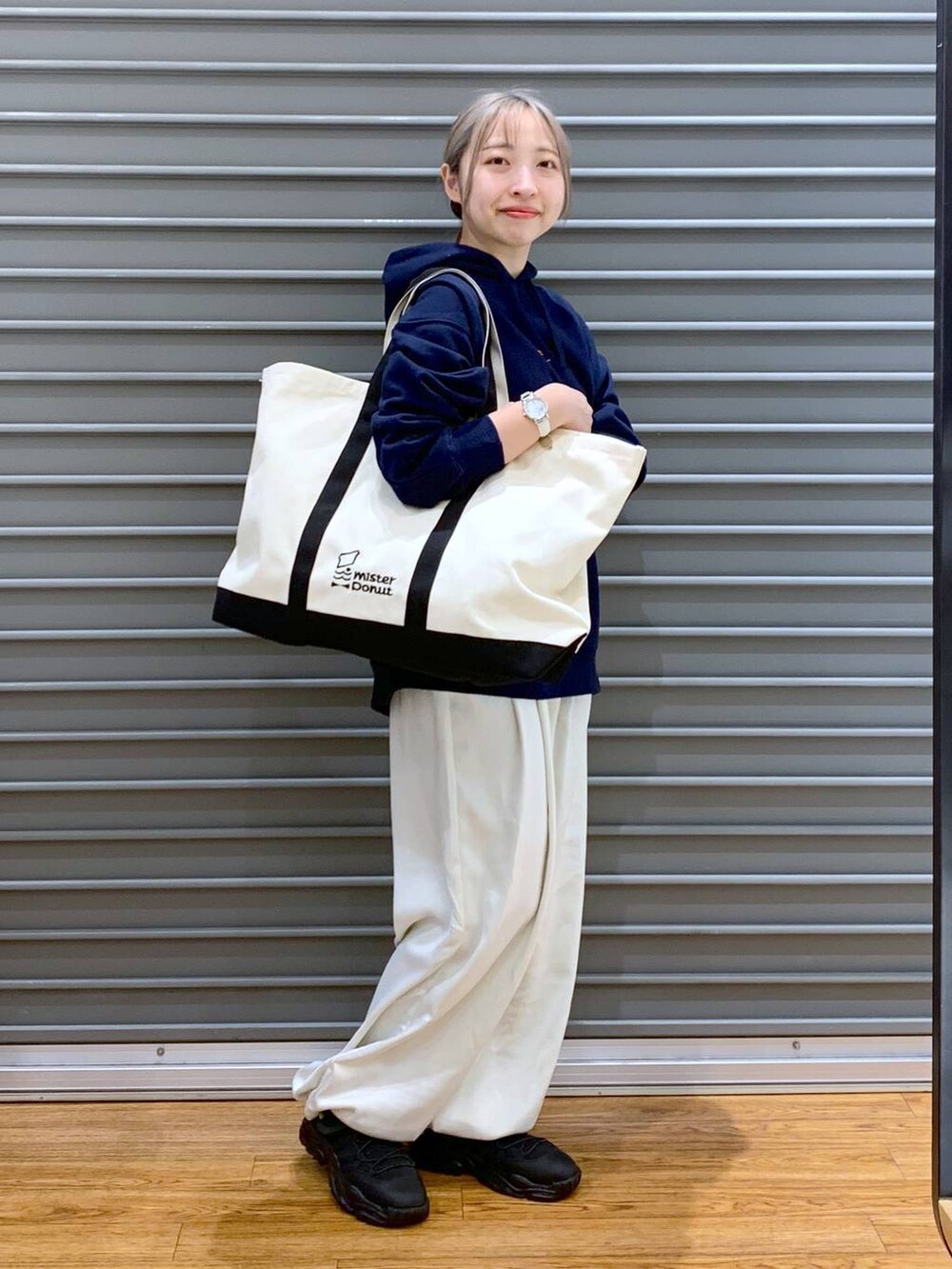 ブラック系のスニーカー、ホワイト系のその他パンツ、ホワイト系のトートバッグを着用したレディースの冬コーディネートの3枚目の写真