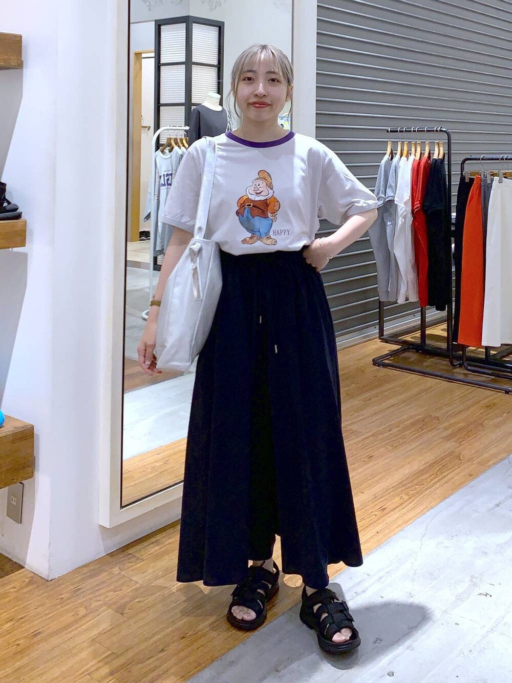 グレー系のショルダーバッグ、ブラック系のサンダル、ブルー系のその他パンツを着用したレディースの夏コーディネートの4枚目の写真