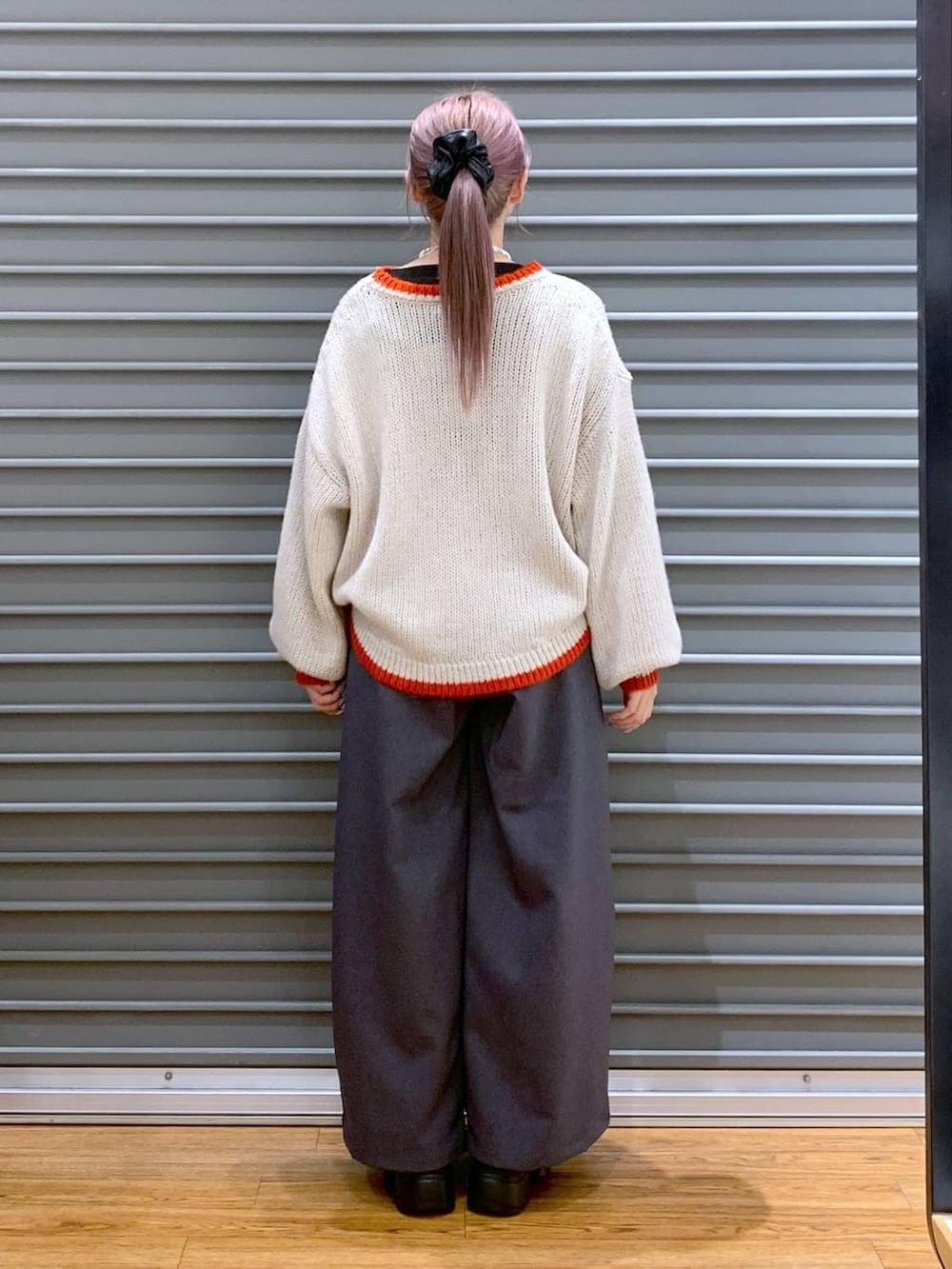 ブラック系のその他アウター、ブラック系のブーツ、ブラック系のショルダーバッグを着用したレディースの冬コーディネートの3枚目の写真