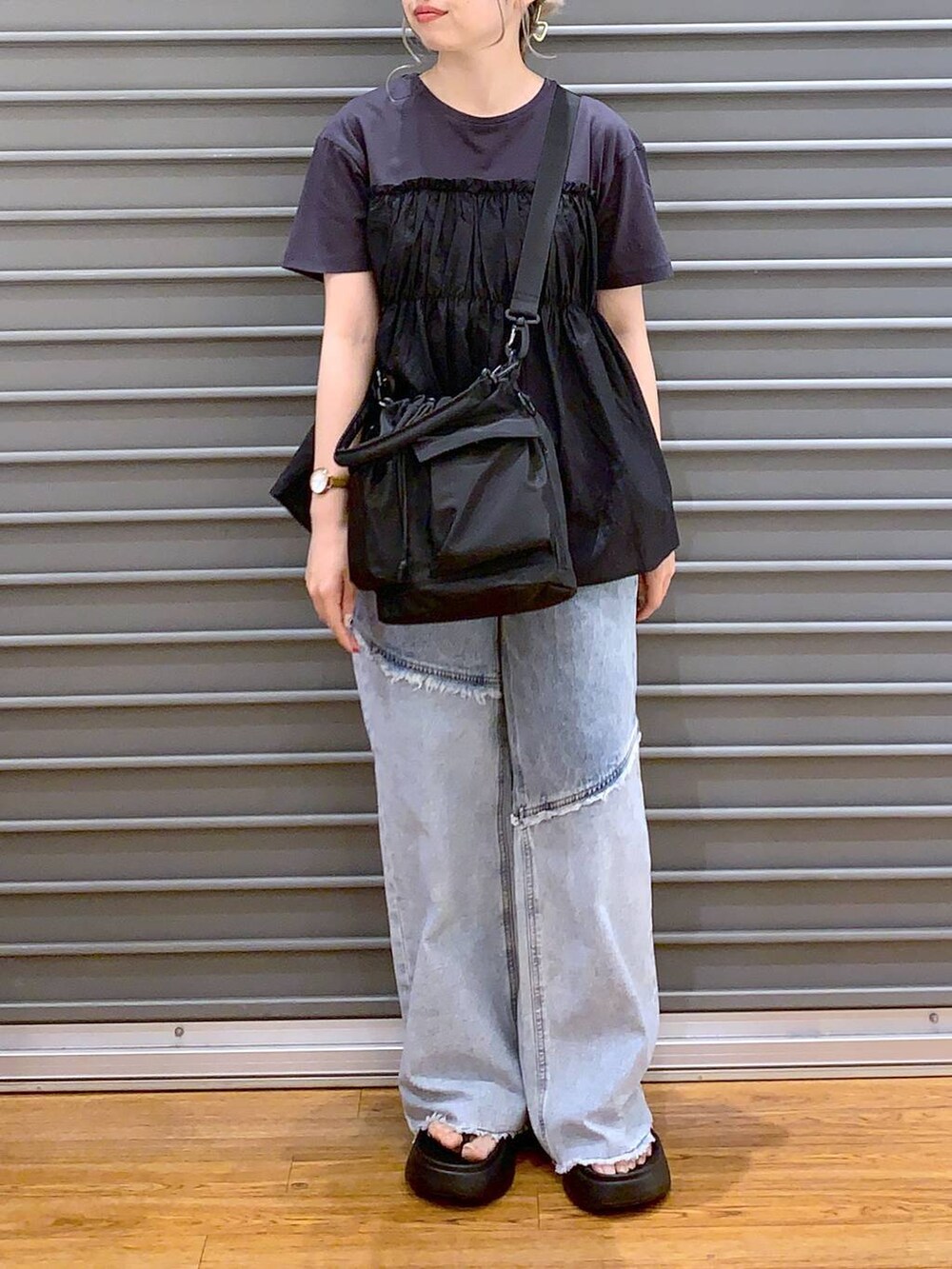 ブラック系のサンダル、ブラック系のショルダーバッグ、ブラック系のTシャツ/カットソーを着用したレディースの夏コーディネートの6枚目の写真