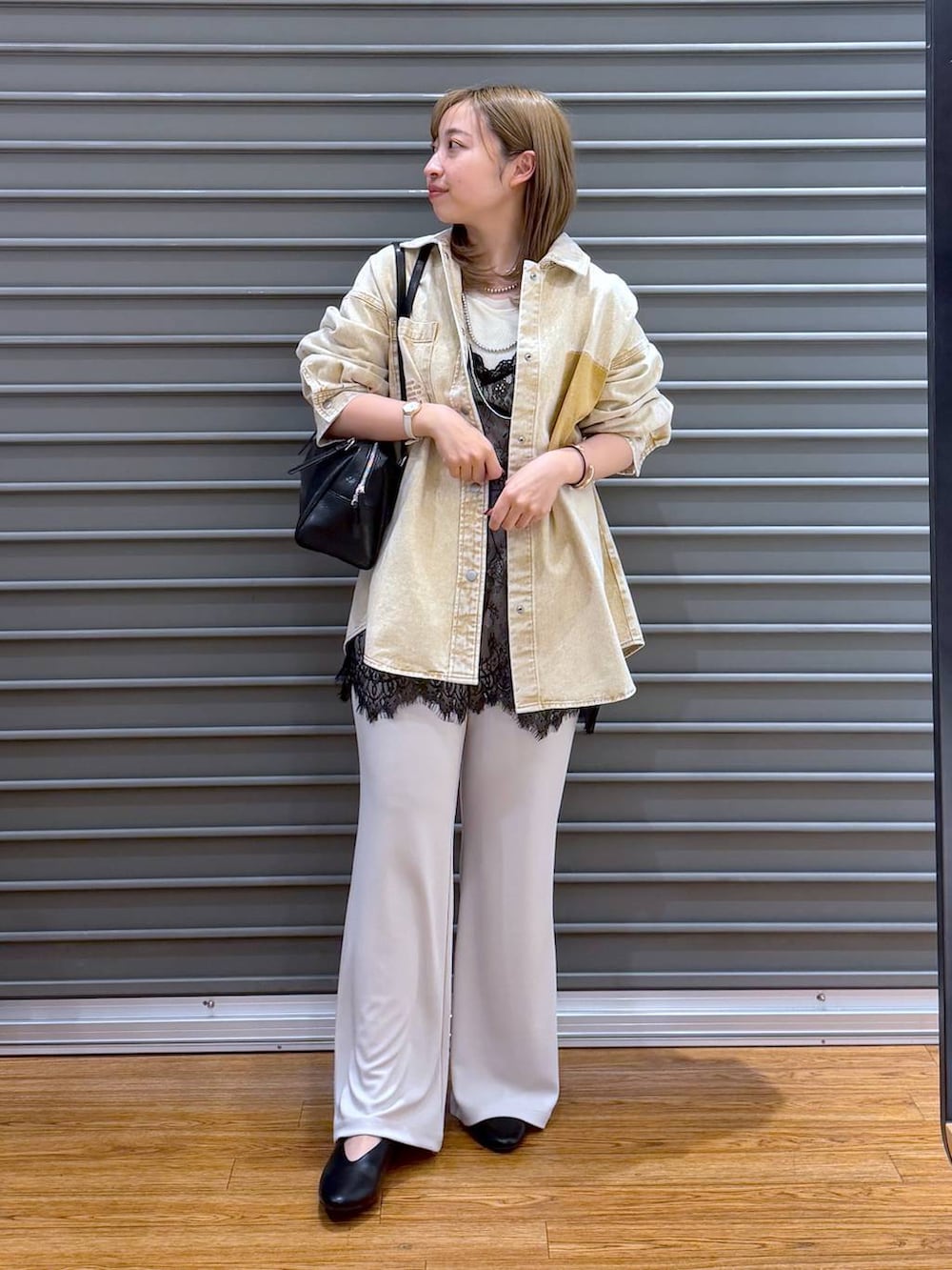 ブラック系のボストンバッグ、ホワイト系のTシャツ/カットソー、ベージュ系のシャツ/ブラウスを着用したレディースの春コーディネートの6枚目の写真