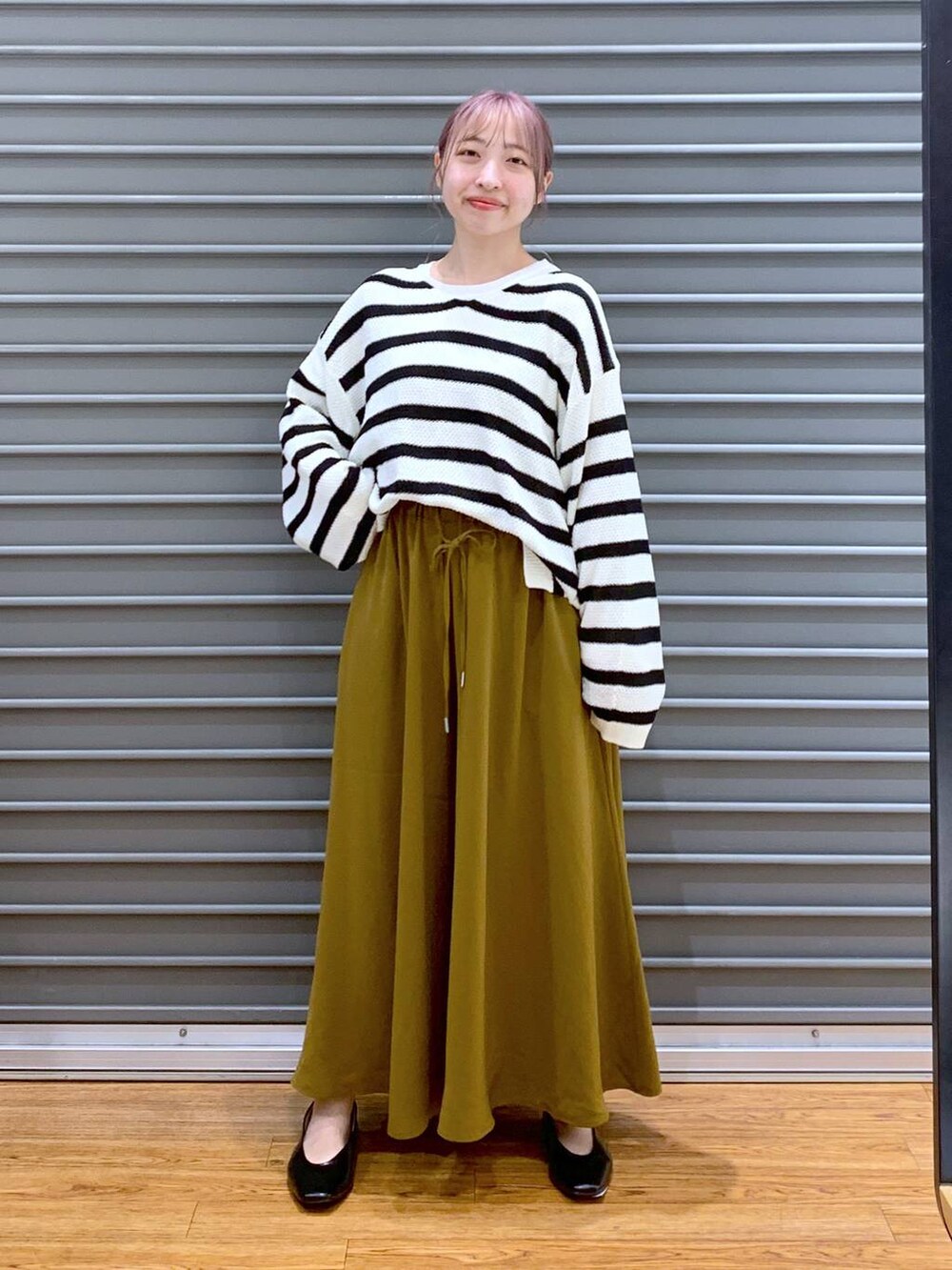 グリーン系のその他パンツ、ブラック系のパンプス、ホワイト系のショルダーバッグを着用したレディースの秋コーディネートの6枚目の写真