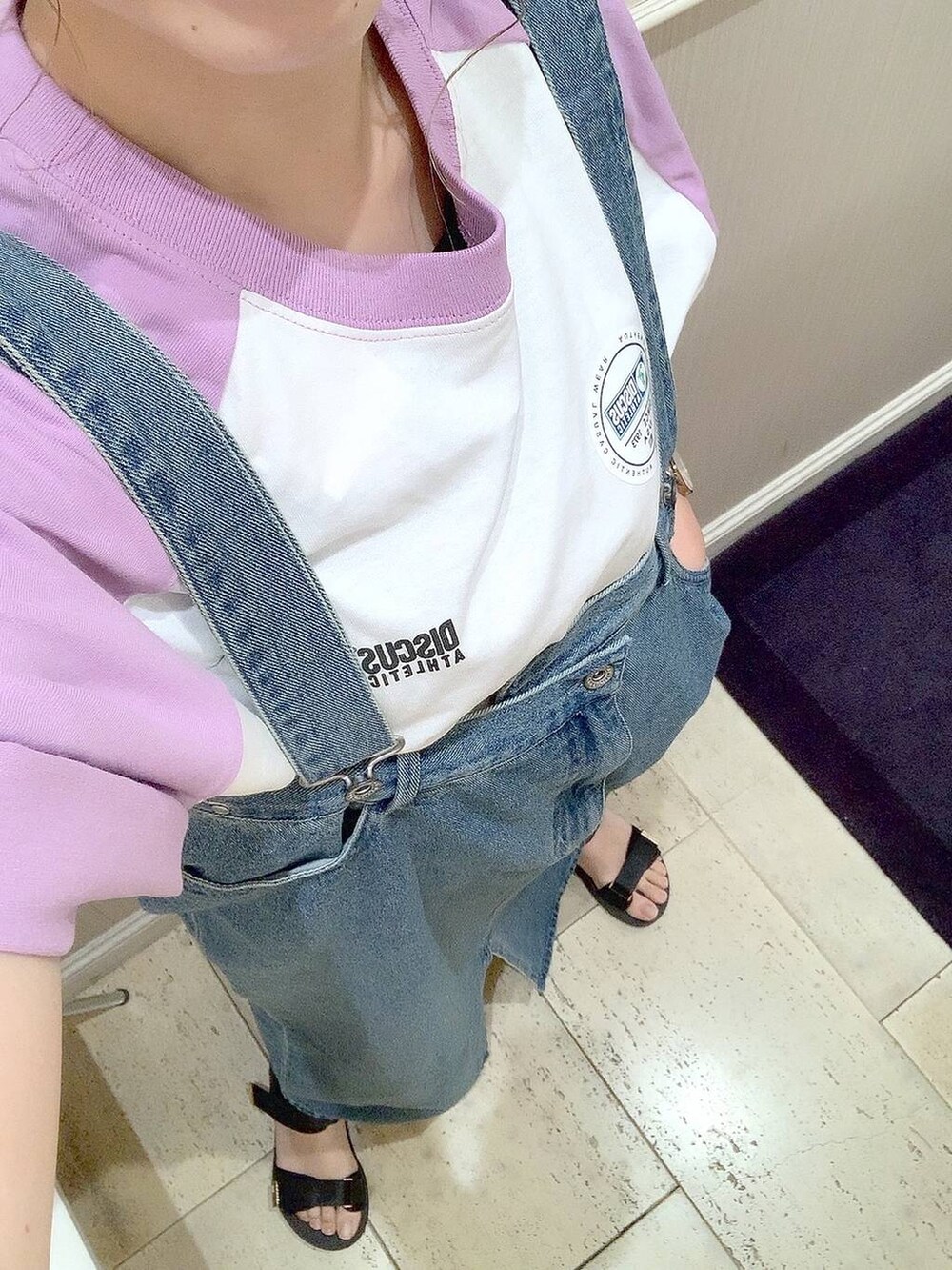 パープル系のTシャツ/カットソー、ブルー系のジャンパースカートを着用したレディースの夏コーディネートの2枚目の写真