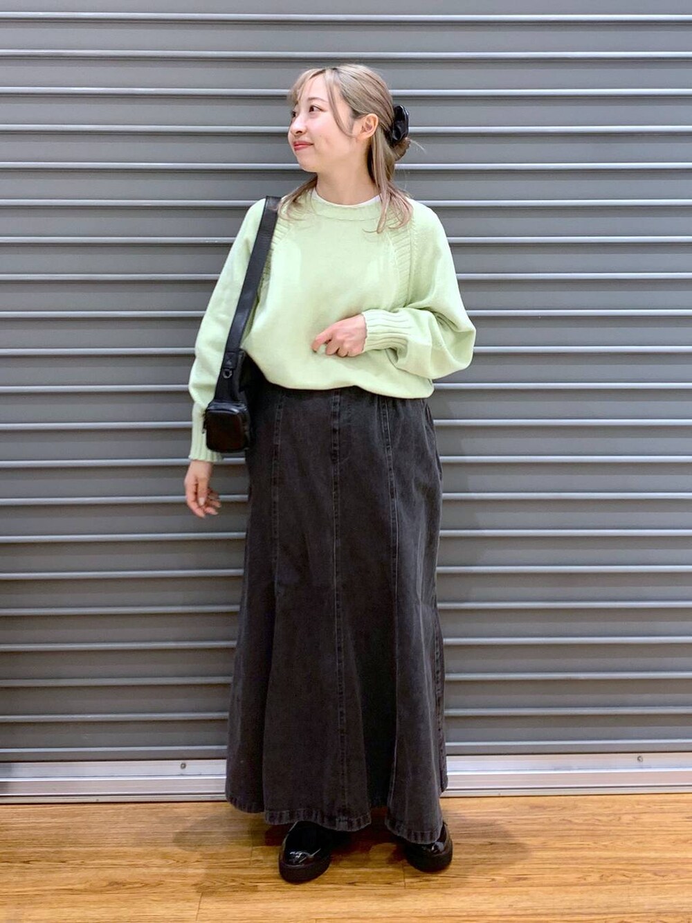 「20代_LEPSIM、セールコーデ、楽ちんコーデ、低身長、カジュアル、きれいめ、休日コーデ、きれいめカジュアル_LEPSIM、体型カバー、ラフ、LEPSIM、着痩せ・細見え、ゆったり、スカート、ニット」｜「LEPSIMのフェイクレザーマルチポケットショルダー　250432（ショルダーバッグ、ブラック系）」を使った、daharalepsimさん（レディース・151cm）の春コーディネートの6枚目の写真