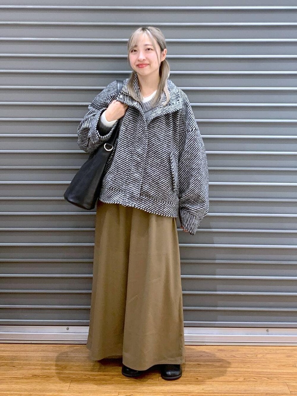 ブラック系のショルダーバッグ、ブラウン系のその他パンツ、グレー系のニット/セーターを着用したレディースの冬コーディネートの7枚目の写真