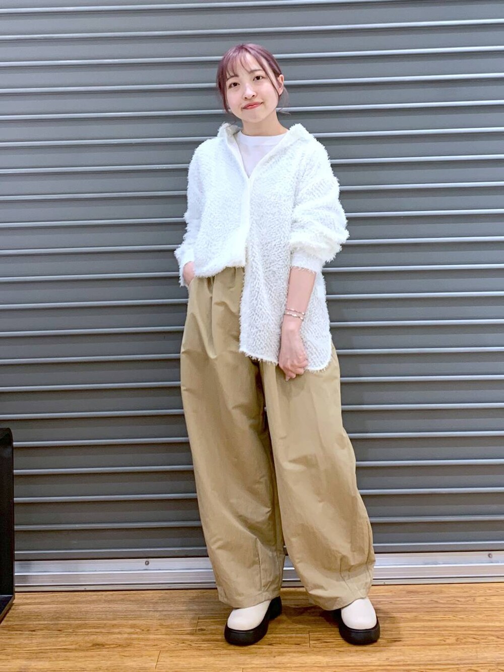 ブラック系のショルダーバッグ、グレー系のTシャツ/カットソー、ホワイト系のその他シューズを着用したレディースの春コーディネートの7枚目の写真