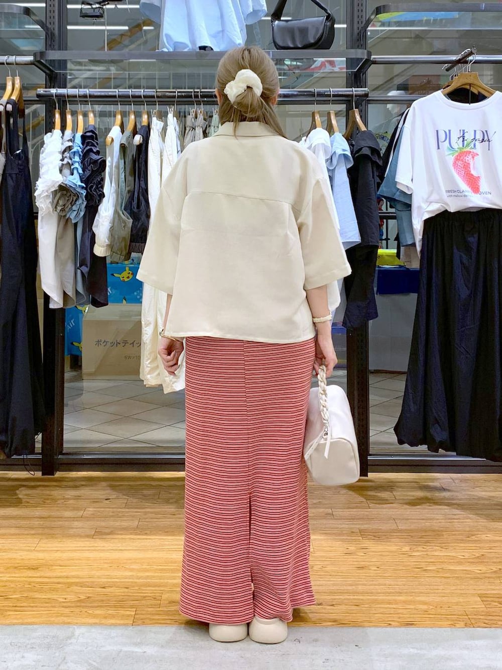 ホワイト系のTシャツ/カットソー、ベージュ系のサンダル、ホワイト系のショルダーバッグを着用したレディースの夏コーディネートの2枚目の写真