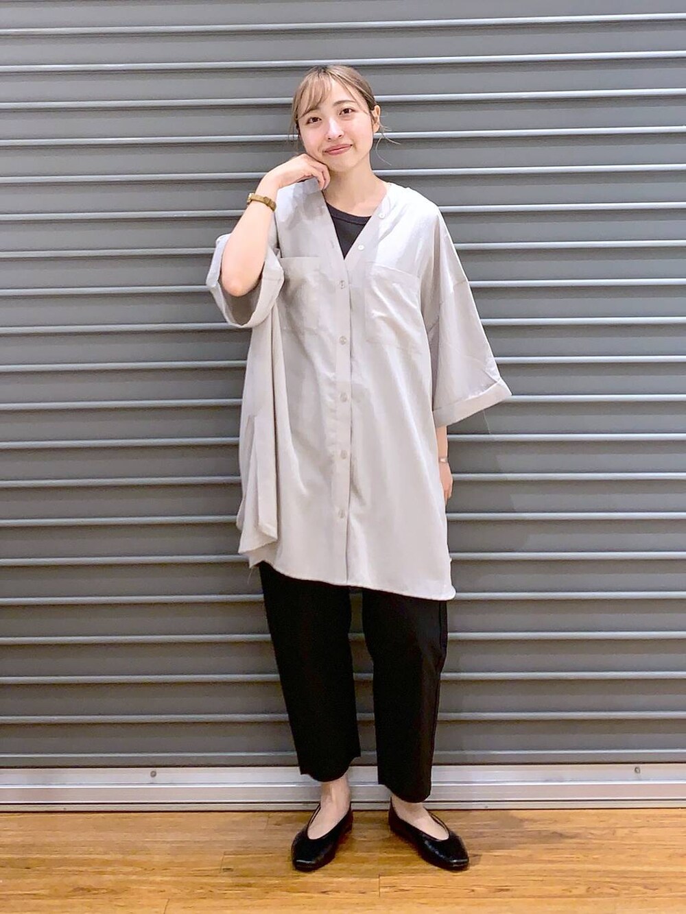 ベージュ系のワンピース、ブラック系のパンプス、ブラック系のその他パンツを着用したレディースの夏コーディネートの4枚目の写真