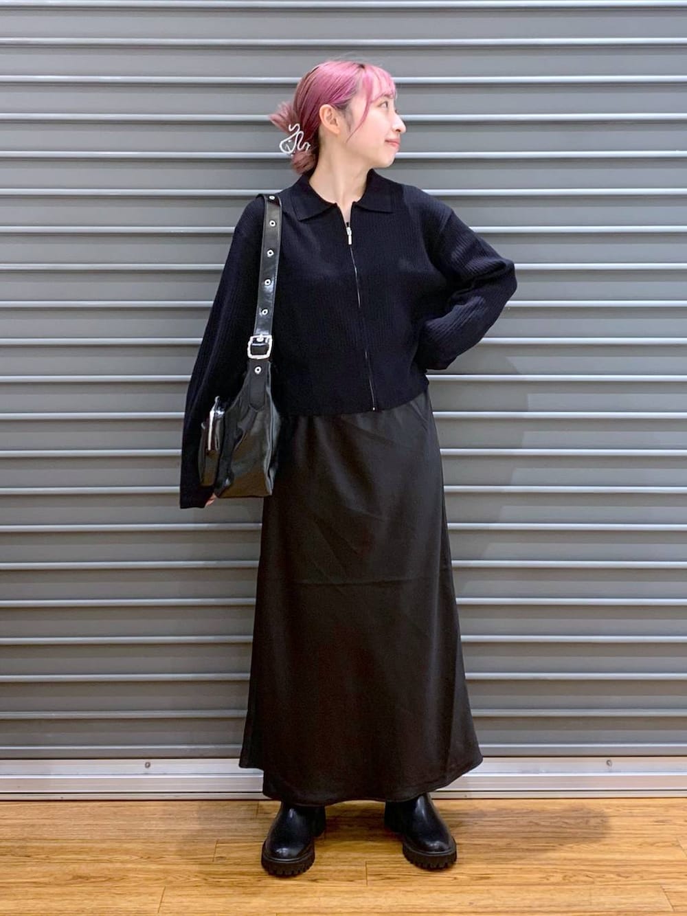 ブラック系のブーツ、ブラック系のカーディガン/ボレロ、ブラック系のスカートを着用したレディースの秋コーディネートの3枚目の写真