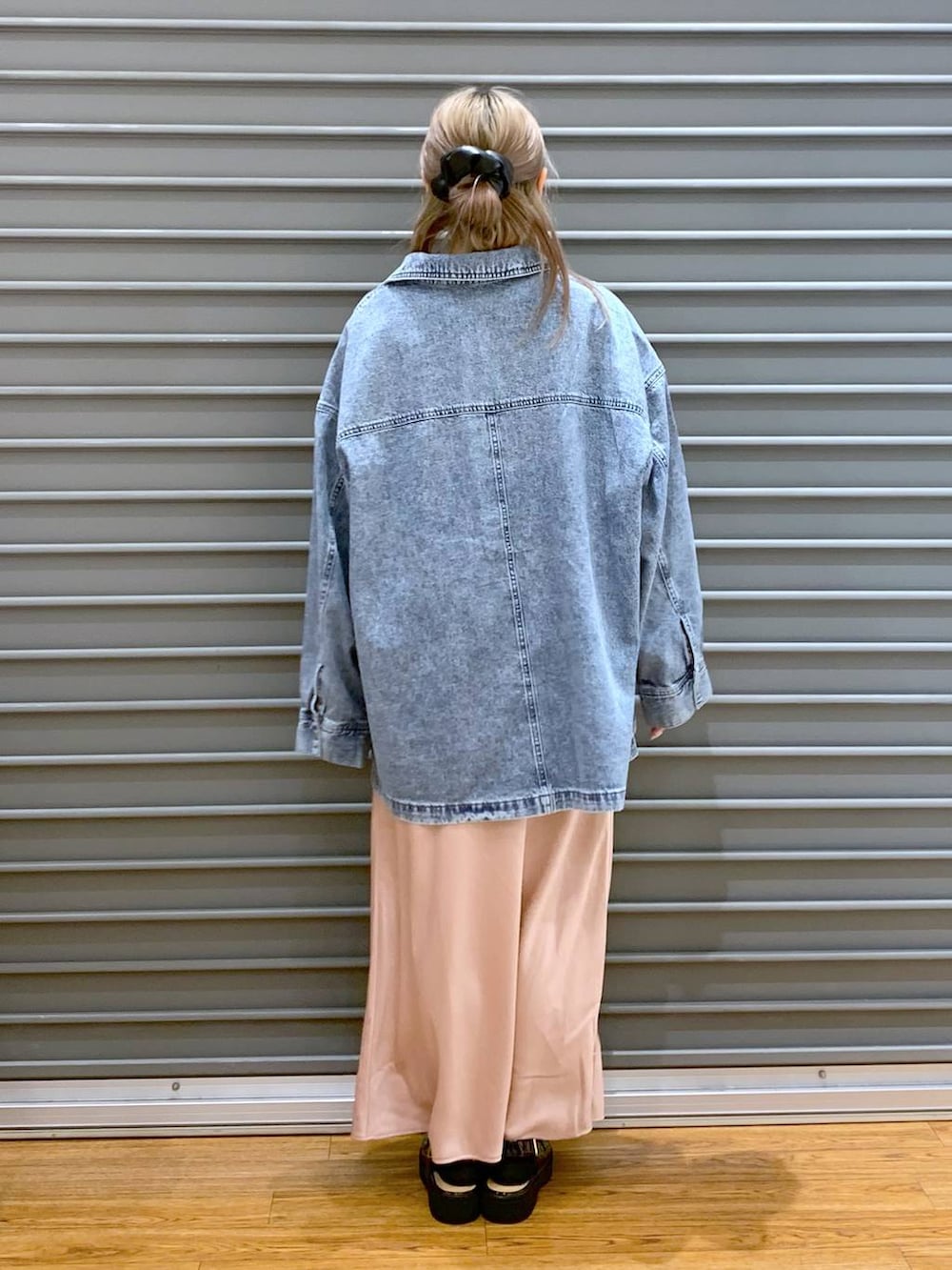 ピンク系のスカート、ブルー系のシャツ/ブラウス、ブラック系のショルダーバッグを着用したレディースの春コーディネートの2枚目の写真