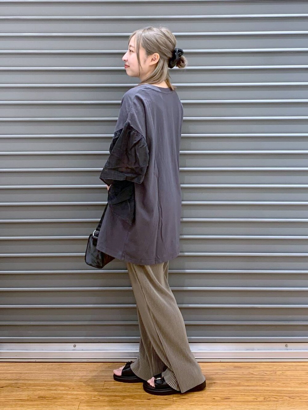 ブラック系のサンダル、ブラウン系のその他パンツ、ブラック系のハンドバッグを着用したレディースの春コーディネートの3枚目の写真