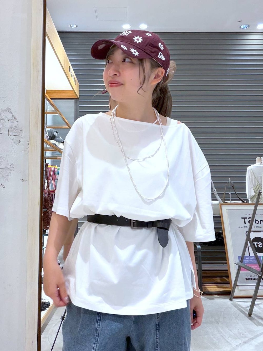 ホワイト系のTシャツ/カットソー、ホワイト系のタンクトップ、ブルー系のデニムパンツを着用したレディースの春コーディネートの4枚目の写真