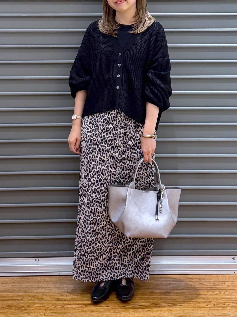 その他のトートバッグ、ブラック系のカーディガン/ボレロ、ブラック系のパンプスを着用したレディースの春コーディネートの4枚目の写真